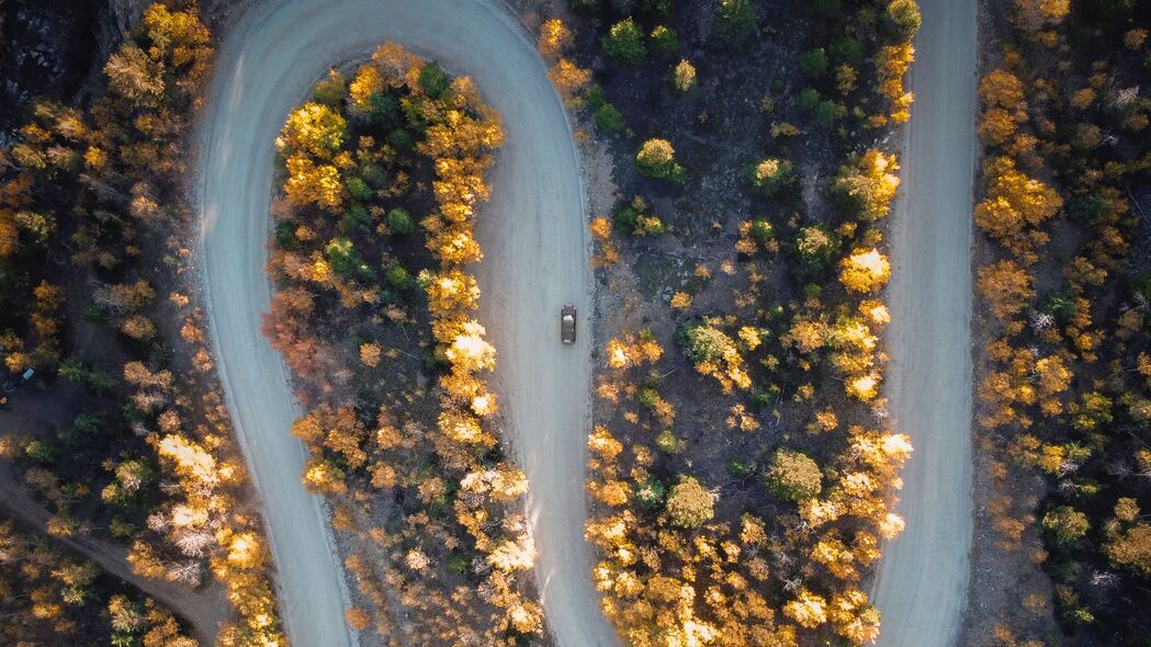 4K超清风景壁纸，道路汽车鸟瞰，树木环绕，高清3840x2160下载