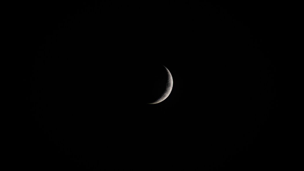 月亮之夜，极简4K高清壁纸，黑色天空下的宁静之美，3840x2160分辨率，免费下载