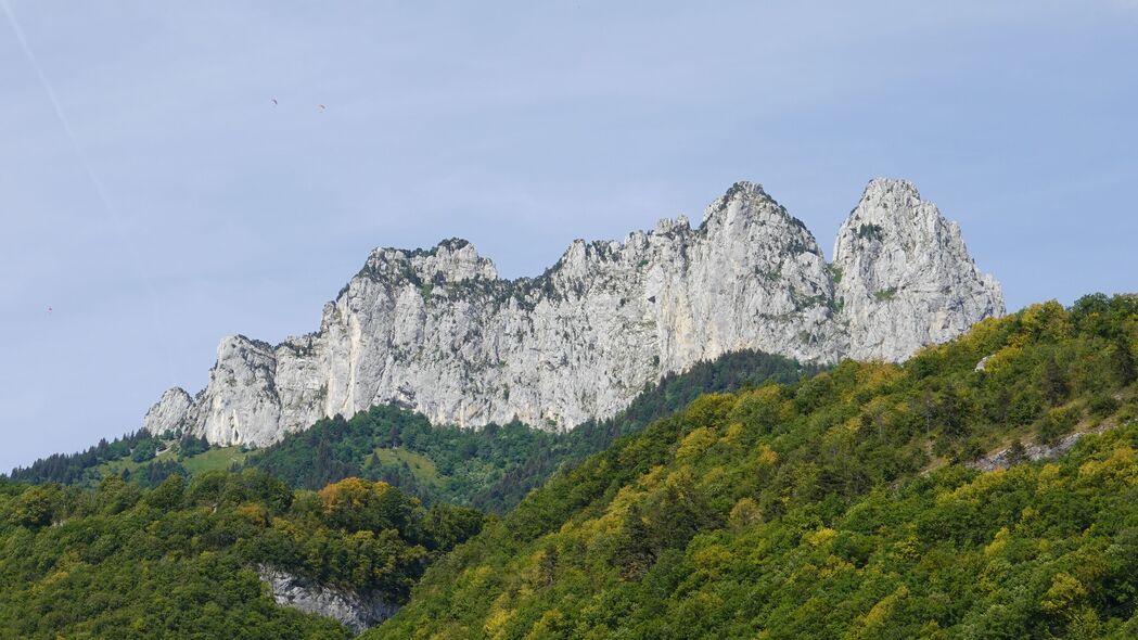 4K高清山景壁纸，岩石树木美景，3840x2160分辨率，免费下载