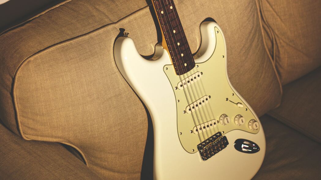 电吉他壁纸精选，白色Stratocaster 4K高清背景，3840x2160分辨率免费下载