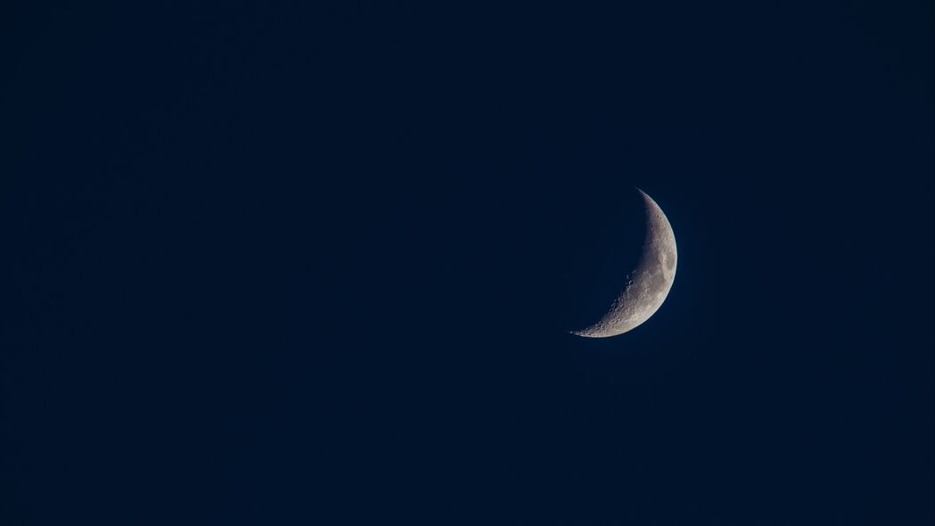 极简之夜，月亮高悬，黑暗天空4K高清壁纸，3840x2160超清下载