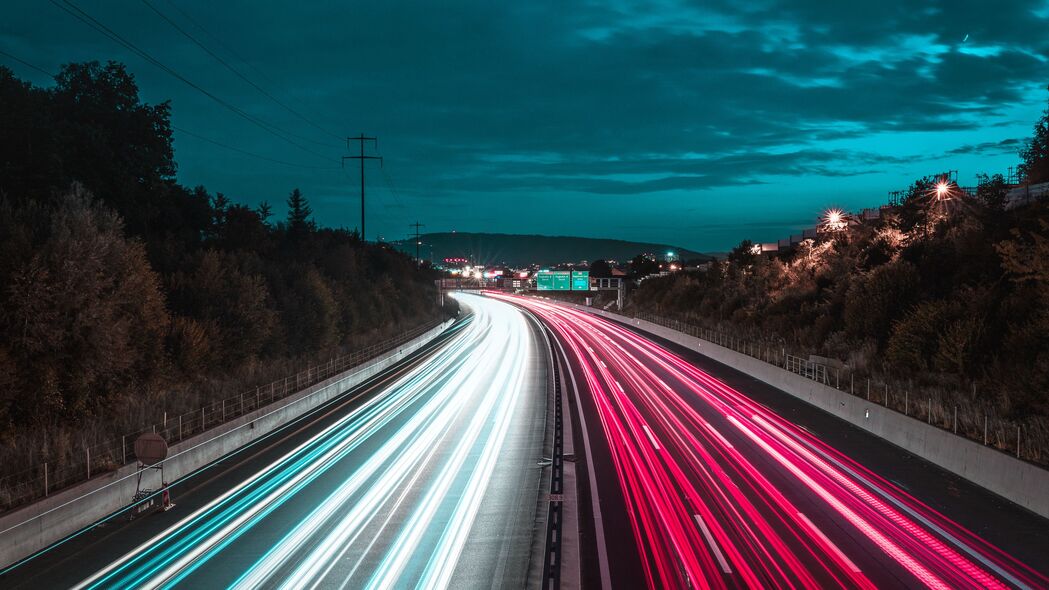 夜间转弯，道路灯光长曝光，绝美4K壁纸，高清3840x2160背景图片，一键下载！