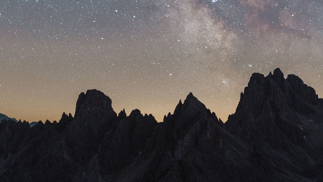 【绝美高清】暗夜山脉星空，深邃星光闪烁，4K超清壁纸3840x2160，免费下载！