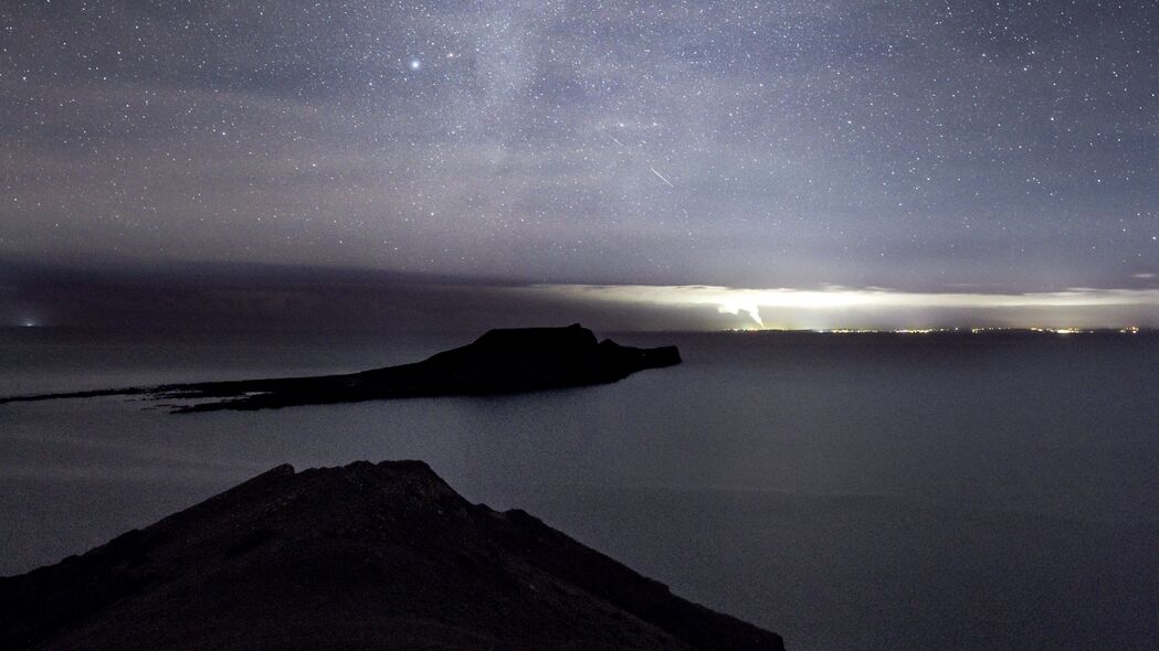 【绝美夜景】深色岛屿星空大海4K高清壁纸，3840x2160超高清分辨率，畅享视觉盛宴！
