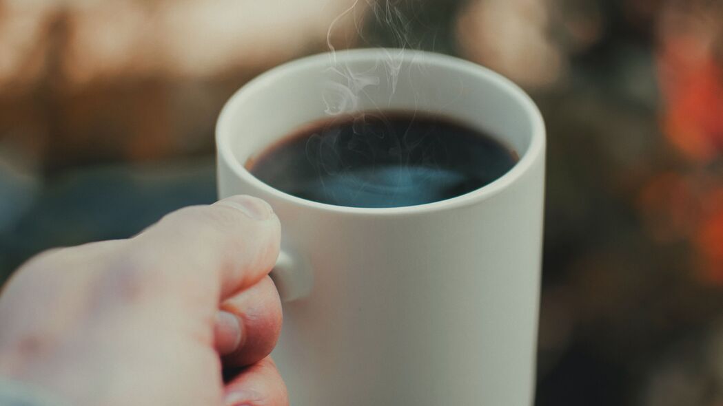 4K高清蒸汽马克杯手捧茶壁纸，3840x2160超清背景图片下载