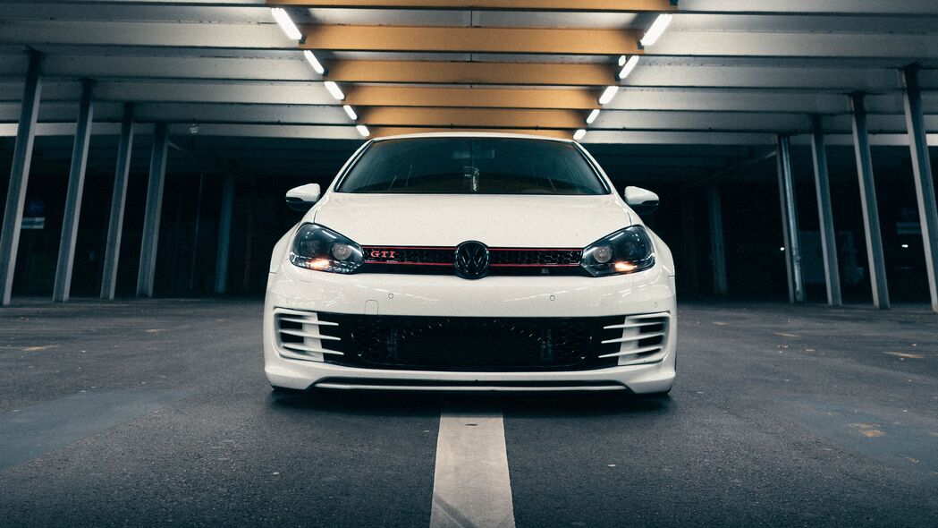 大众高尔夫GTI，高清白色正面4K壁纸，3840x2160分辨率，畅享精致背景图片下载