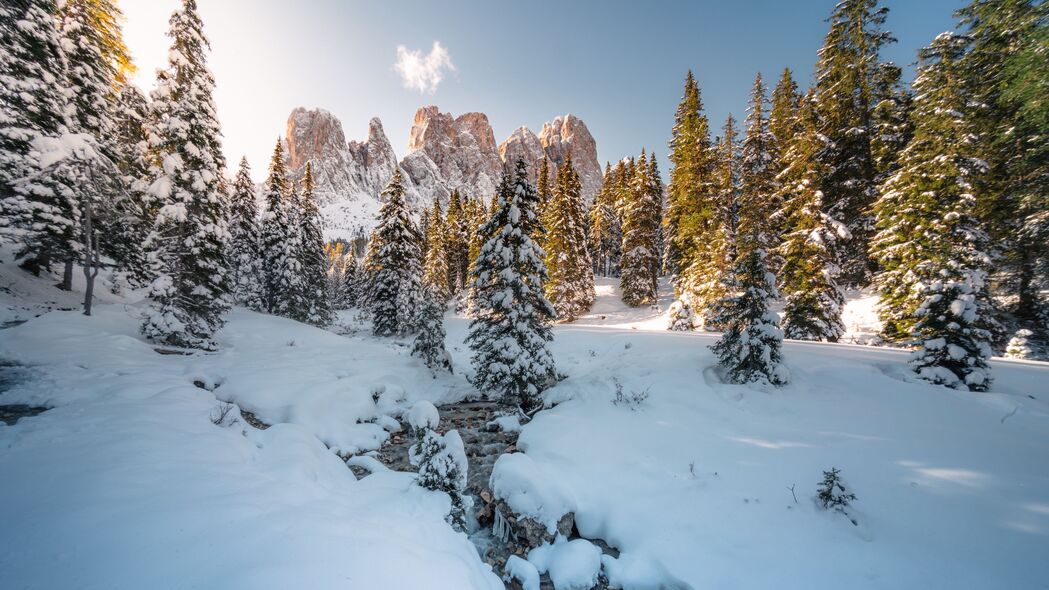 冬季流树雪山4K高清壁纸，3840x2160超清风景图片，一键下载