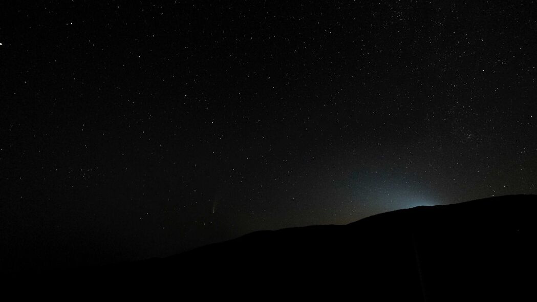 夜晚山丘，深邃星空下的4K高清壁纸，3840x2160超清画质，光影交织的绝美背景图片，一键下载！