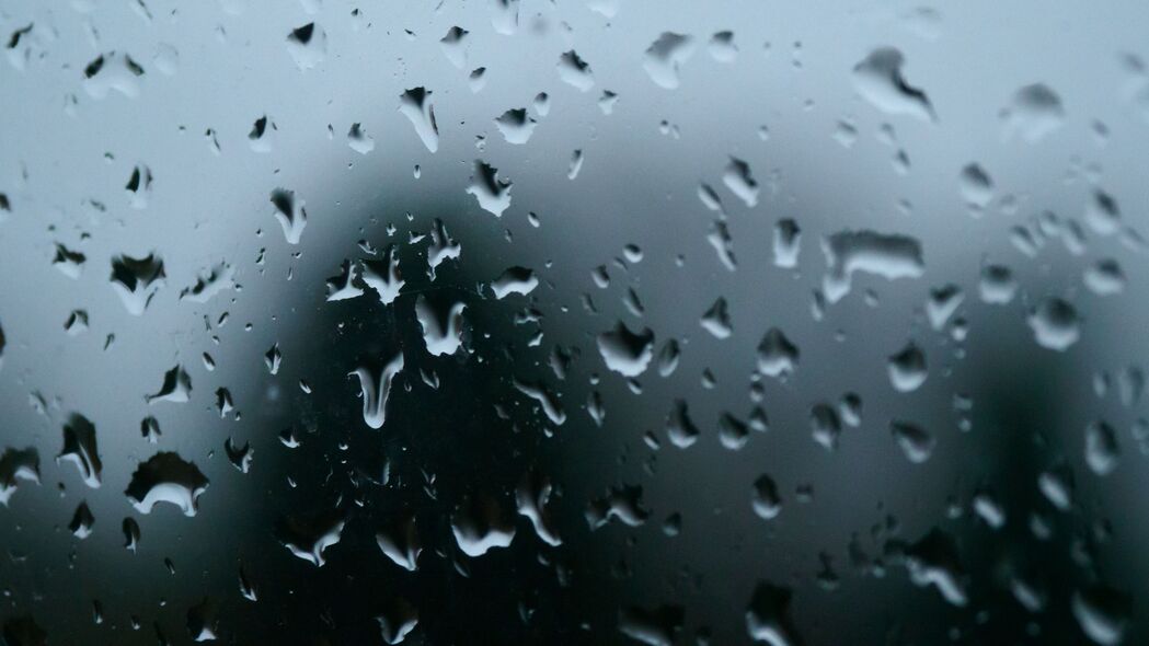 4K雨滴湿玻璃宏美壁纸，超清3840x2160分辨率，高清背景图片下载