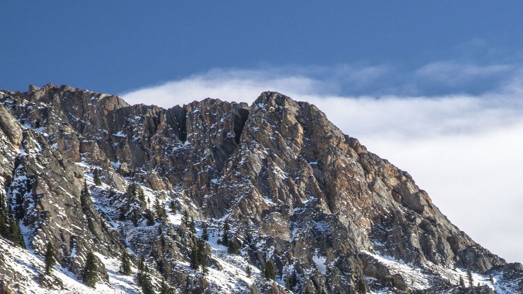 4K高清山峰雪树斜坡壁纸，绝美风景，3840x2160分辨率畅享下载