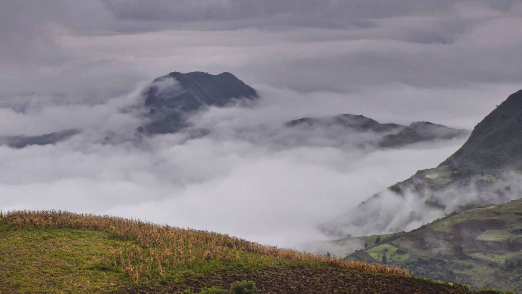 4K超清山峰云景壁纸，3840x2160高清下载，绝美自然风光一网打尽