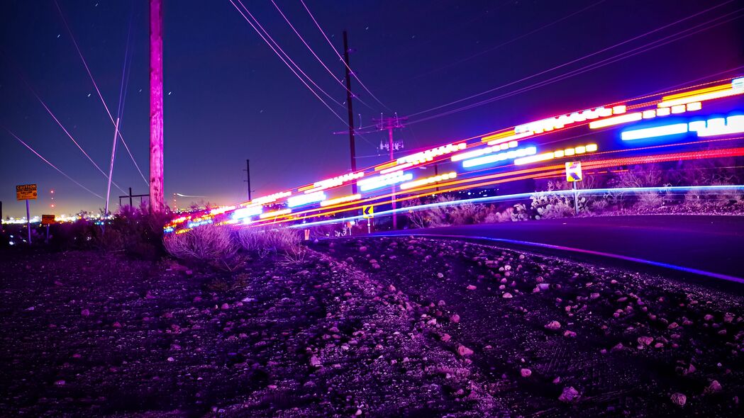 道路夜景，长曝光下的霓虹灯光，模糊朦胧，4K高清壁纸下载（3840x2160）