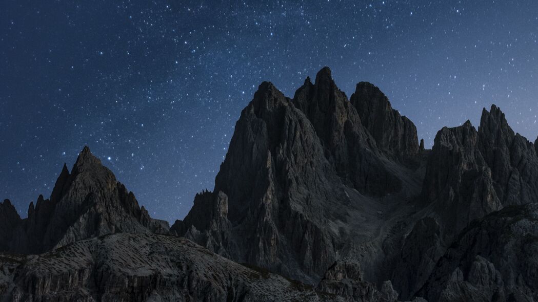 山脉星空夜晚自然美景，超高清4K壁纸，3840x2160分辨率，免费下载