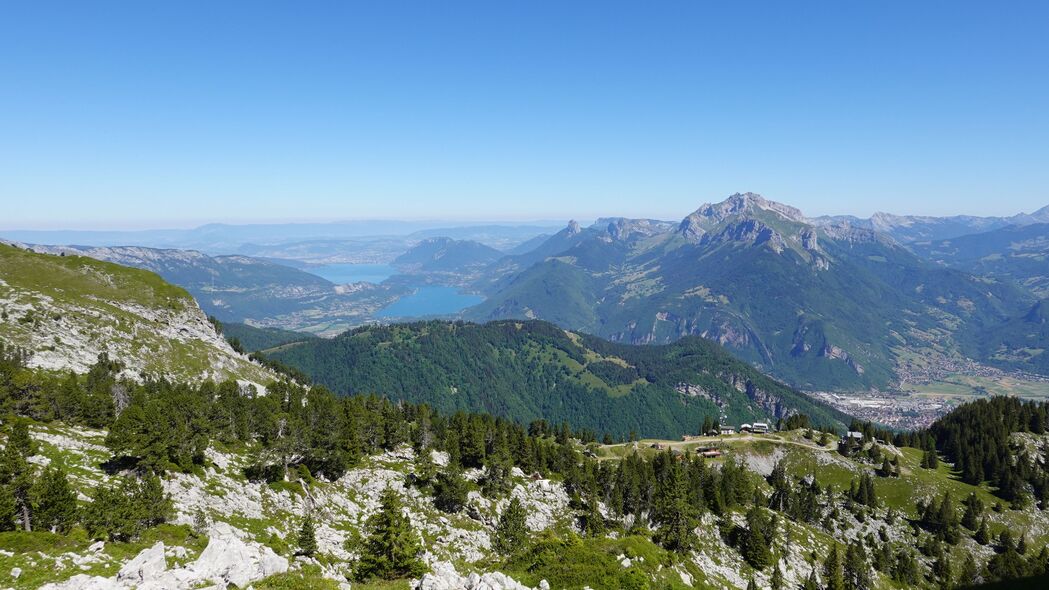 绝美山脉、树木、石头与湖泊融合之景，超清4K景观壁纸，3840x2160高清下载