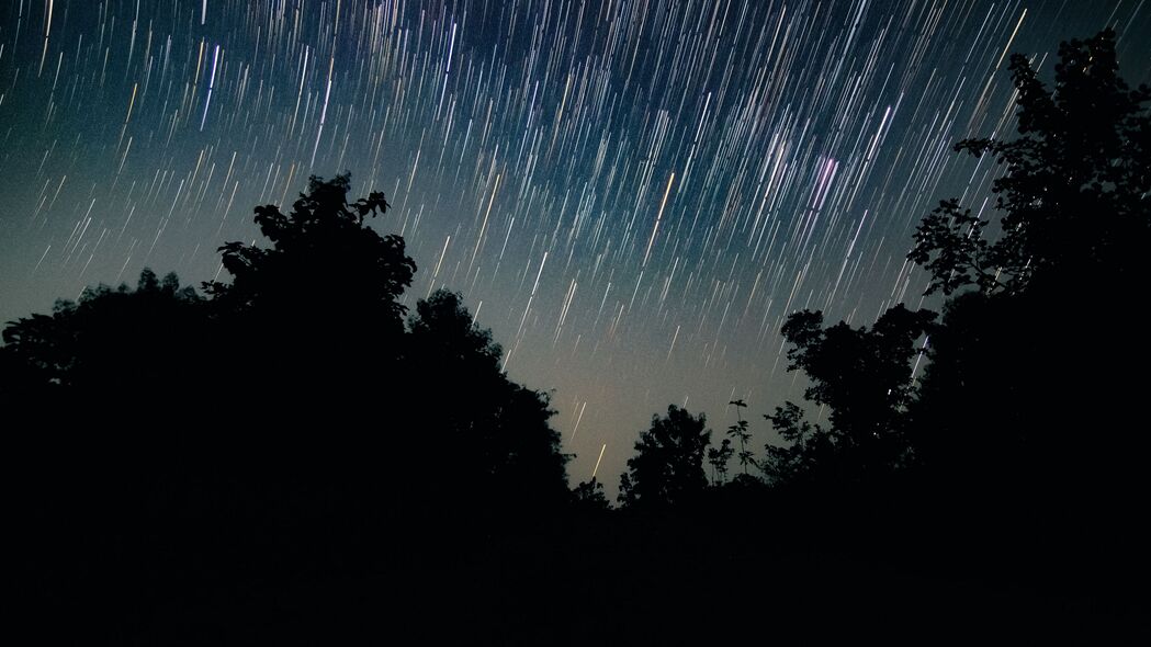 夜晚星空长时间曝光，深色调4K壁纸，棵树下的璀璨宇宙，3840x2160高清背景图片下载
