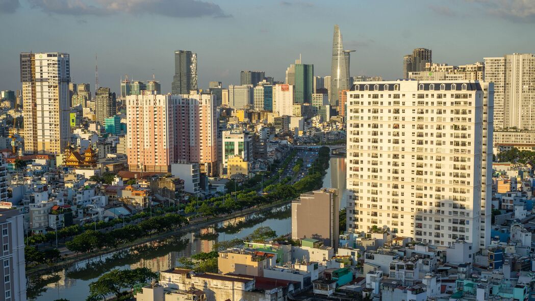 建筑、河流与城市交融之美，超高清4K鸟瞰壁纸，3840x2160分辨率，免费下载