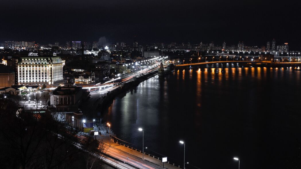 夜城鸟瞰，璀璨桥梁与建筑灯光4K壁纸，高清3840x2160风景图片免费下载