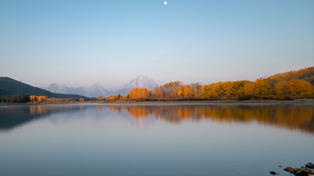 湖岸月色，山树相映4K超清壁纸，3840x2160高清下载，绝美风景一览无余