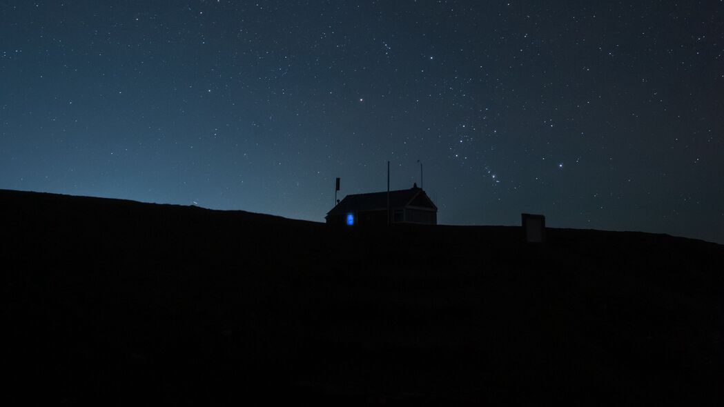 夜晚星空下的房子剪影，深色4K超清壁纸，3840x2160高清背景图片，免费下载