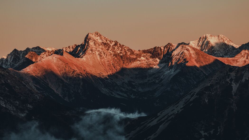 山脉云谷黄昏绝美风景，4K高清壁纸3840x2160，一键下载惊艳你的桌面！