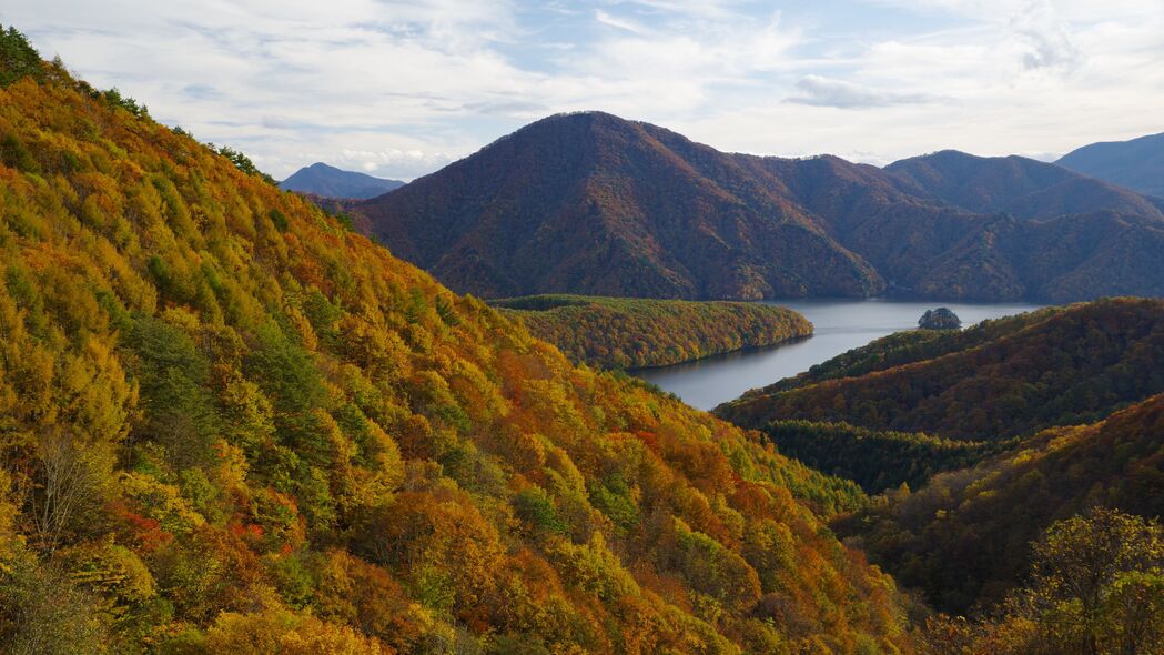 秋日盛景，河流山脉森林树木4K高清壁纸，3840x2160分辨率畅享自然之美