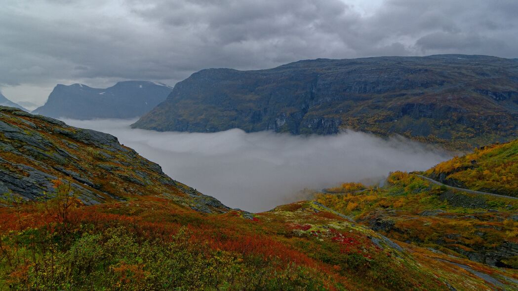 山脉岩石针叶林草雾美景，4K高清壁纸，3840x2160分辨率，绝美风景图片下载