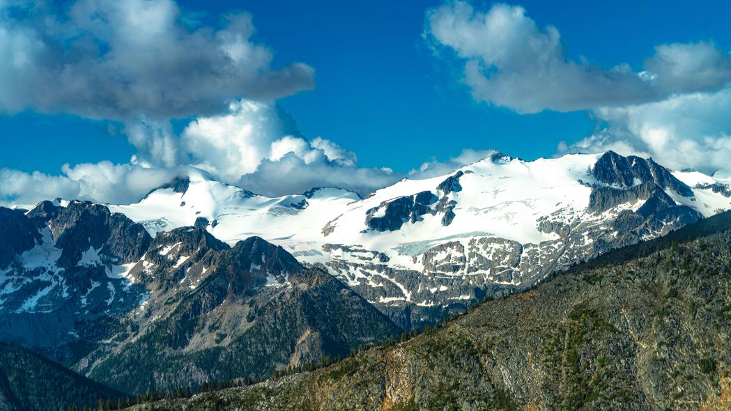 山峰雪云美景，4K超高清3840x2160壁纸，斜坡雪景尽收眼底，一键下载！