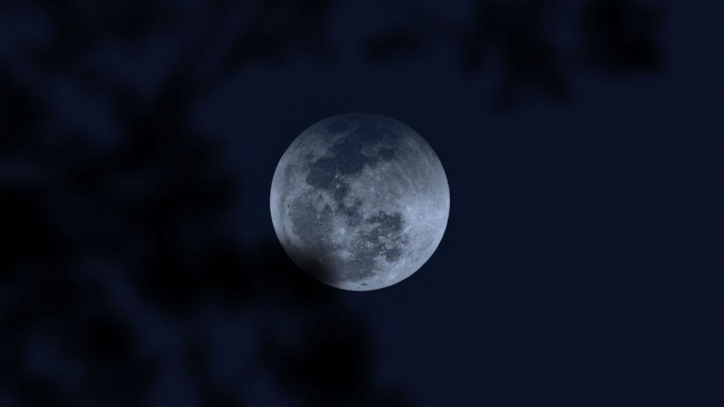 高清月亮满月夜晚4K壁纸，黑暗中的璀璨之美，3840x2160分辨率，免费下载！