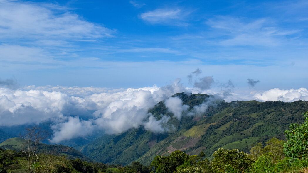 山丘斜坡云卷云舒，绝美天空4K壁纸，高清3840x2160风景图片，一键下载！