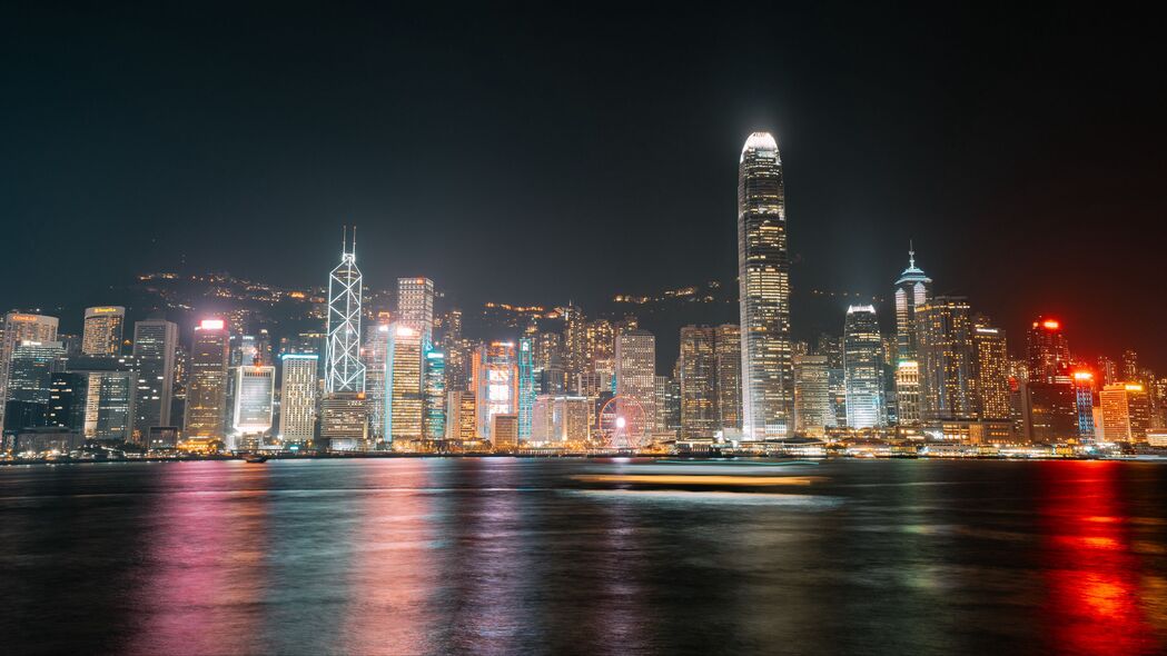 夜城灯光秀，璀璨建筑反射映都市，4K高清壁纸3840x2160免费下载