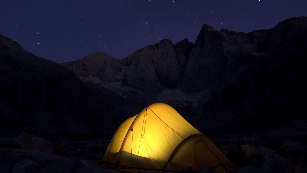 帐篷下的山脉之夜，深色调露营4K高清壁纸（3840x2160）下载