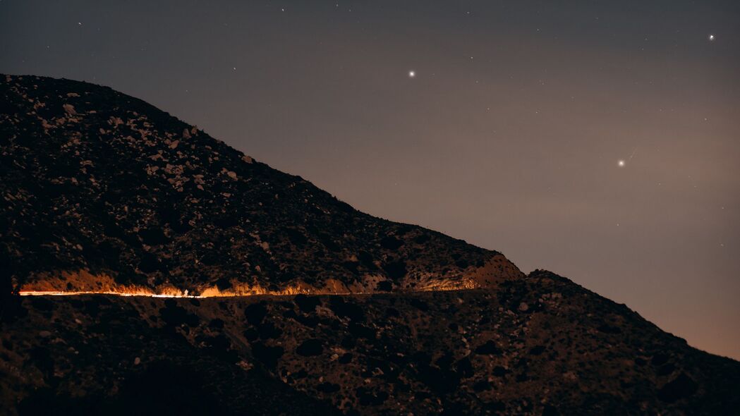 山丘之夜，星空璀璨4K高清壁纸，3840x2160分辨率免费下载