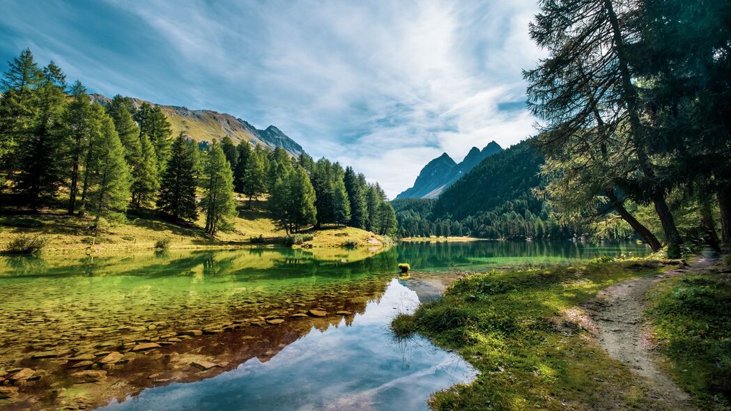 高清4K风景壁纸，湖泊静谧，山脉连绵，树木葱茏，云杉挺拔 - 3840x2160超高清下载