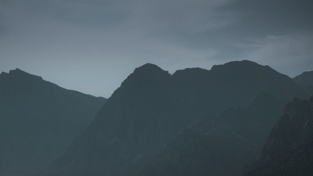 山脉岩石夜雾幻境，4K高清壁纸，3840x2160极致体验，免费下载