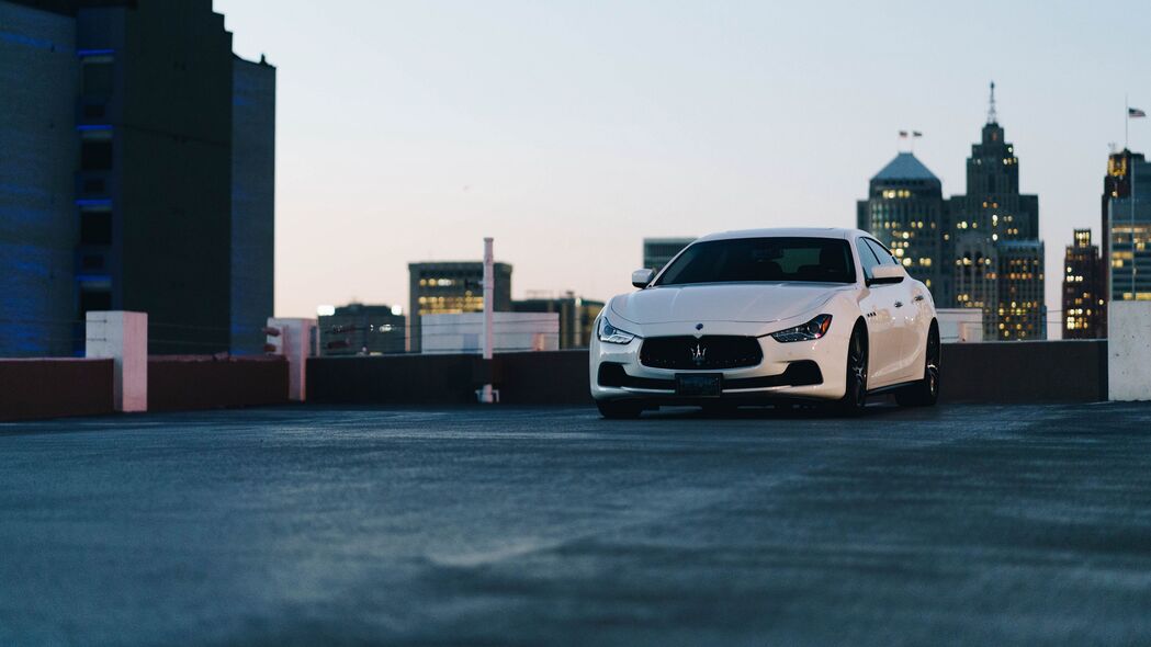 Maserati 白色前视图城市风光 4K超高清壁纸 3840x2160 精选下载