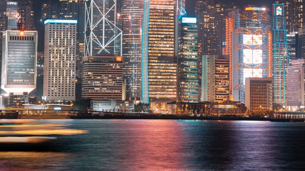 夜城魅影，建筑灯光反射长曝光4K壁纸，超清3840x2160风景图片，一键下载！