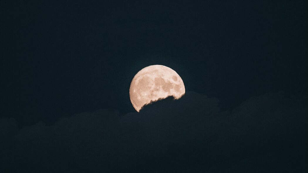 高清月亮云夜4K壁纸，深色满月之夜，超清3840x2160分辨率，免费下载！