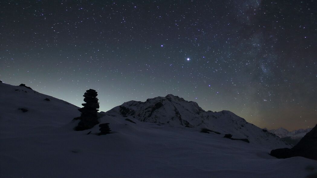 山夜雪星空深色4K超清壁纸，3840x2160高清风景图片，一键下载享受绝美画面