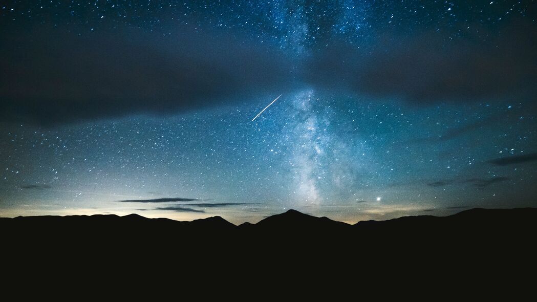 星云山脉夜晚星光璀璨，绝美4K高清壁纸，3840x2160分辨率，一键下载尽享视觉盛宴！