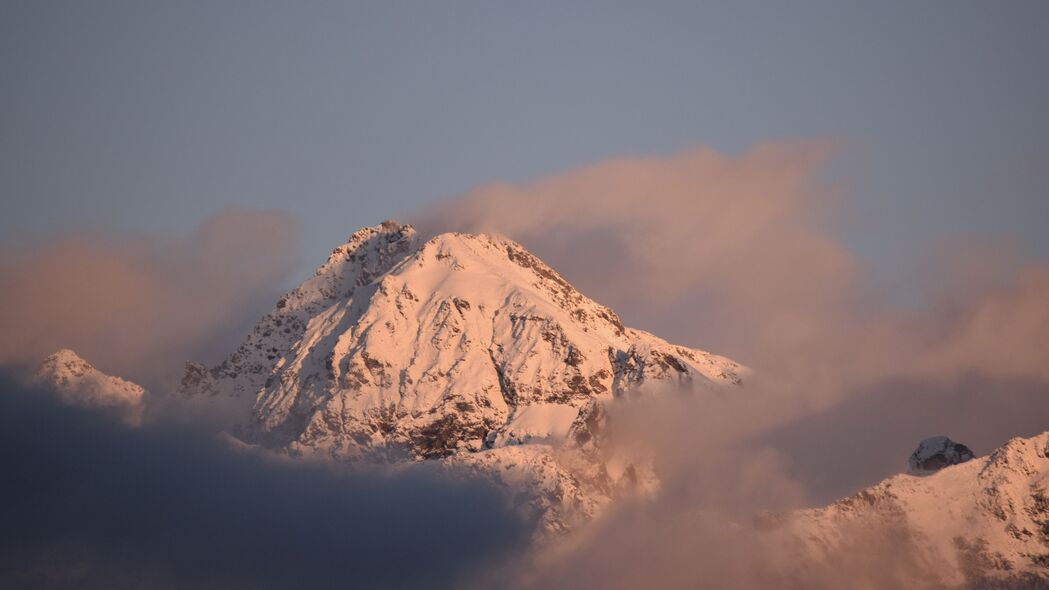 冬季山峰云雪美景，4K高清壁纸，3840x2160分辨率，畅享自然之韵