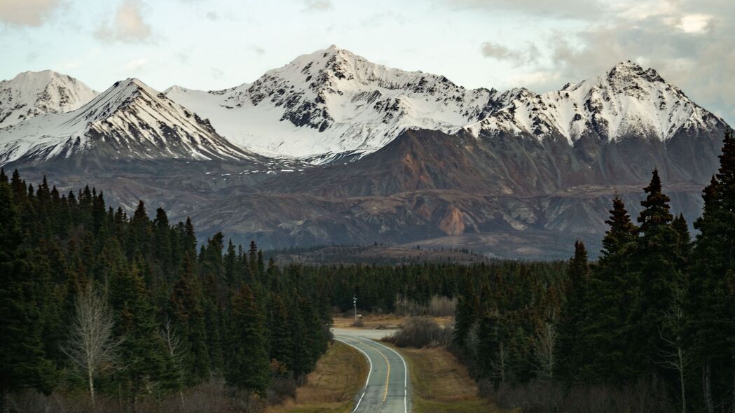 自然之美，道路沥青与山脉森林4K高清壁纸，3840x2160超清下载
