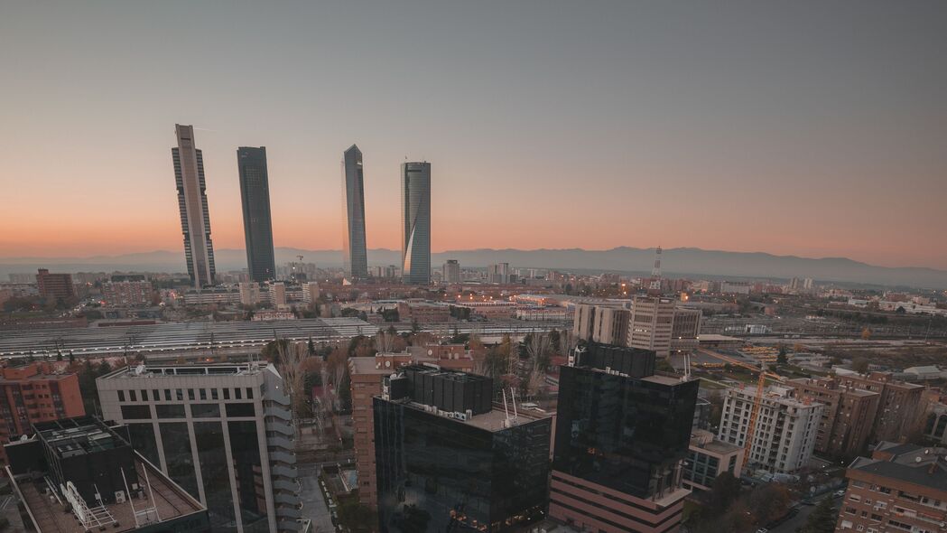 城市天际线，摩天大楼与道路壮丽景观，4K超高清壁纸3840x2160免费下载