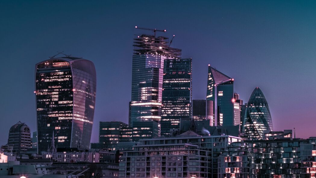 夜城摩天盛景，4K超清火车与建筑壁纸，3840x2160高清下载