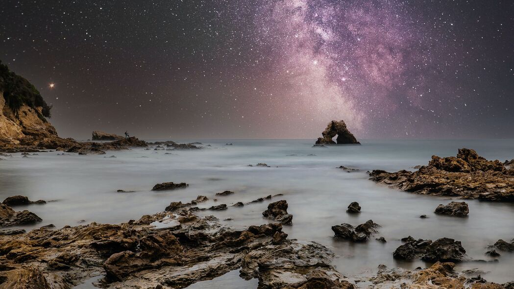 大海与海岸的壮美交响，岩石、星空与清澈水波，超清4K壁纸，3840x2160高清风景图片，一键下载