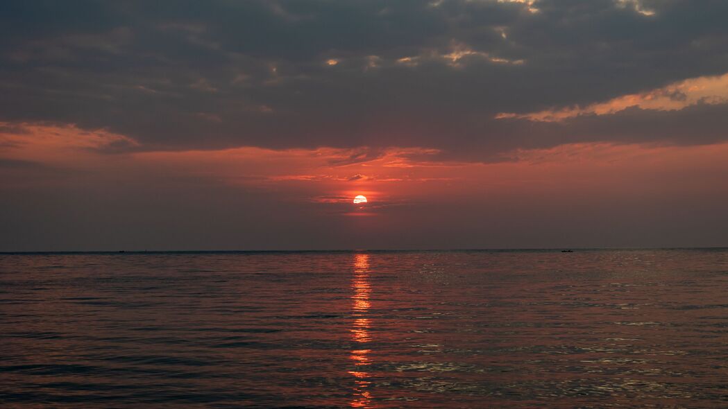 日落眩光映大海，地平线云卷云舒——绝美4K风景壁纸，3840x2160高清下载