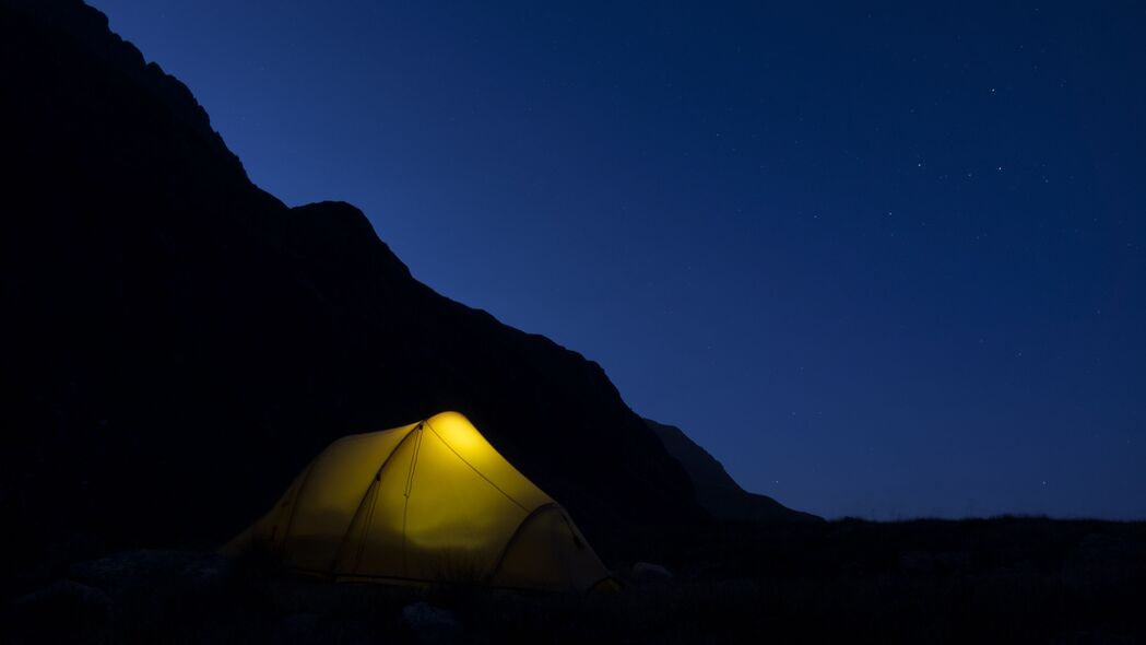 山脉之夜，露营帐篷下的4K高清黑暗壁纸，3840x2160超清分辨率，一键下载