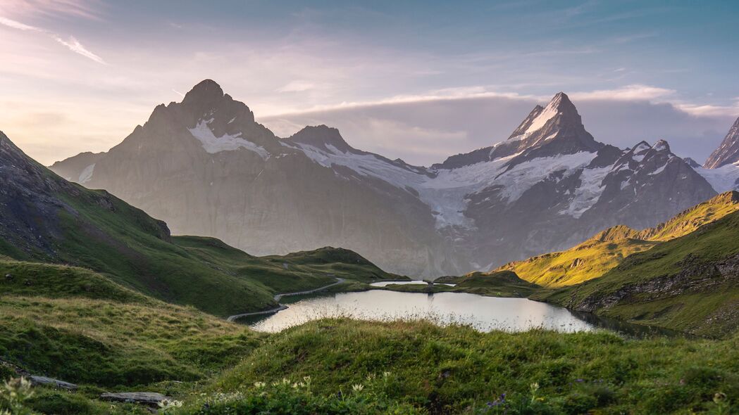 绝美山脉湖泊景观，绿意盎然山谷，高清4K壁纸3840x2160，畅享自然之美！