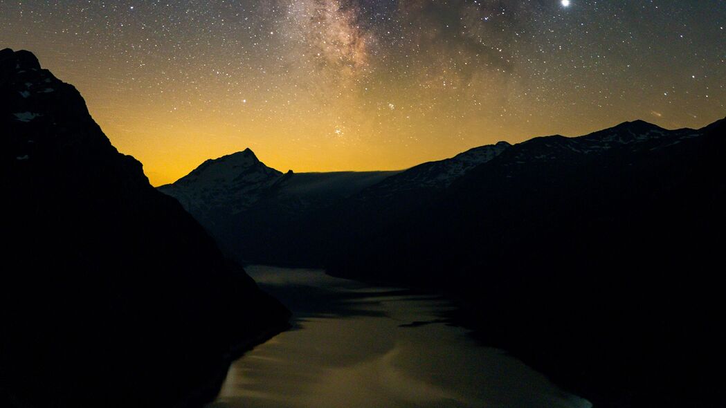 河流静谧，山脉巍峨，星空璀璨，深色夜晚4K高清壁纸，3840x2160超清下载