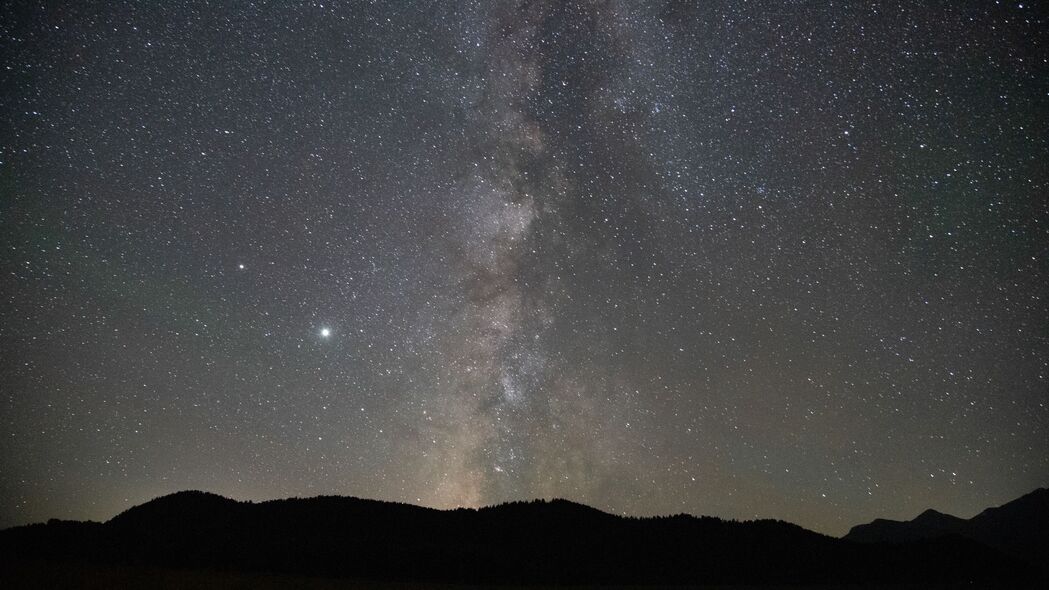 星空之夜，山脉剪影深色4K高清壁纸，3840x2160超清分辨率，免费下载