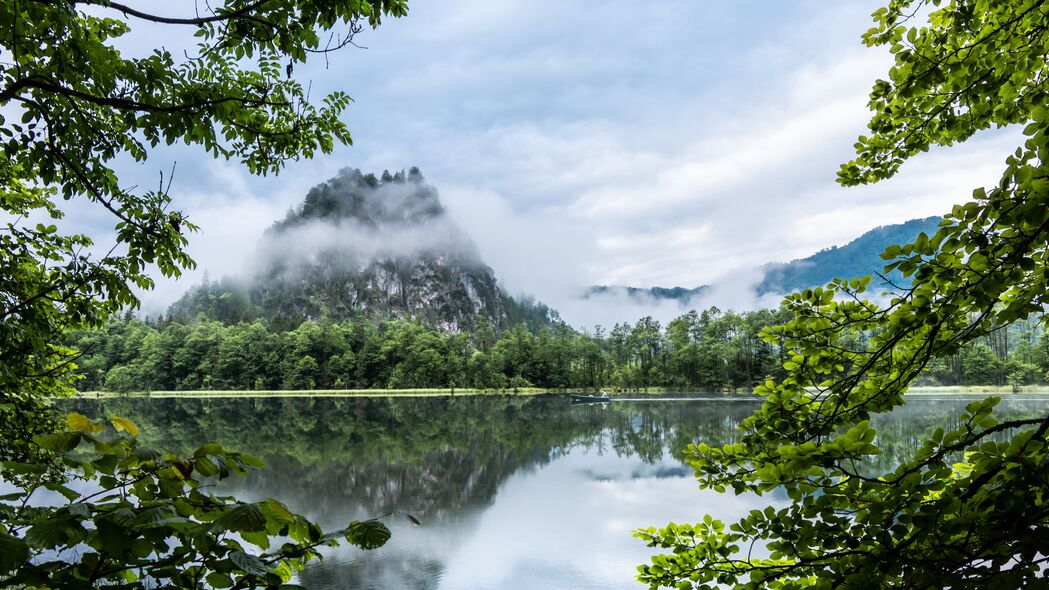 山脉绵延，树枝交错，湖泊静谧，云雾缭绕——绝美4K风景壁纸，3840x2160高清下载